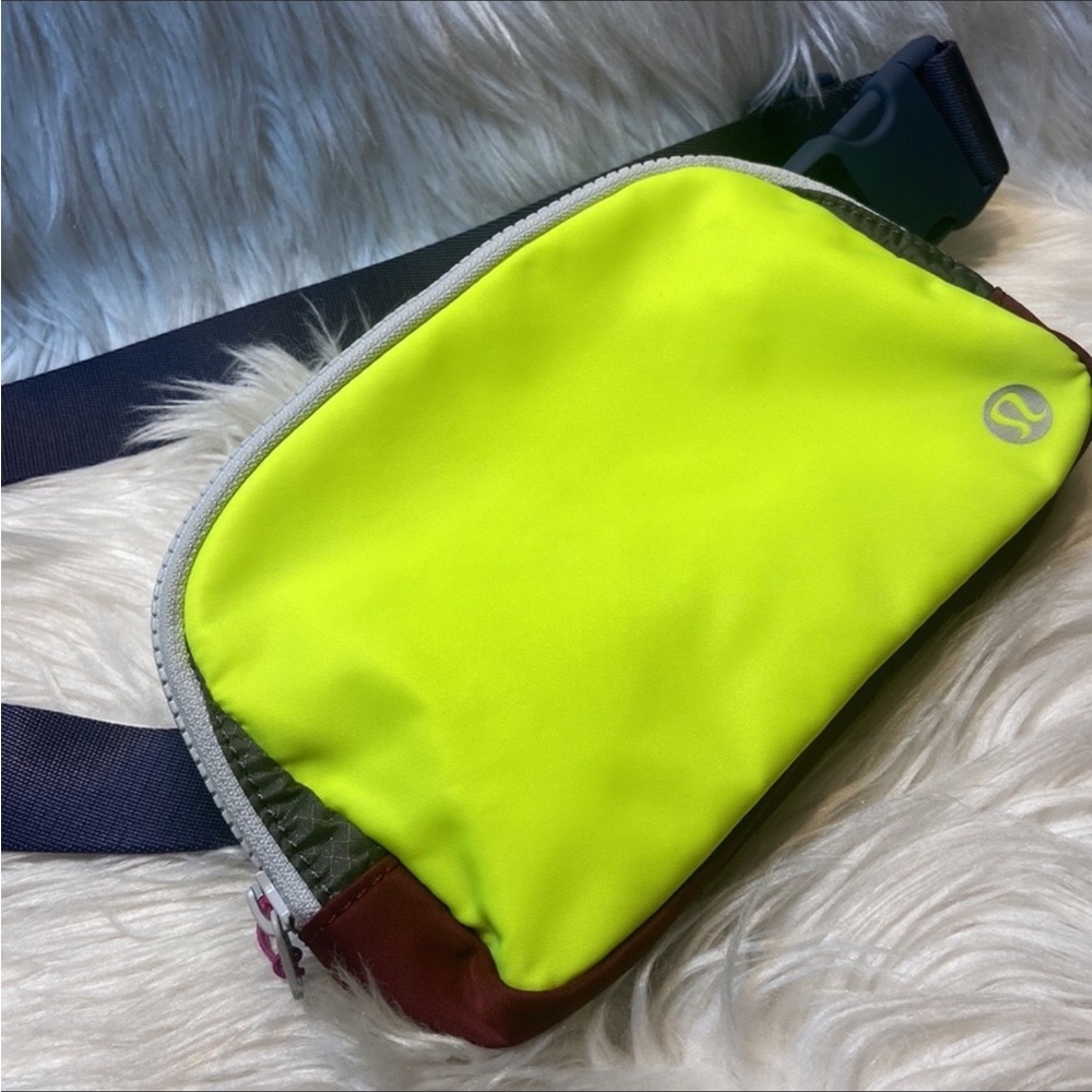 Lululemon Everywhere Belt Bag - Picture 12 of 14